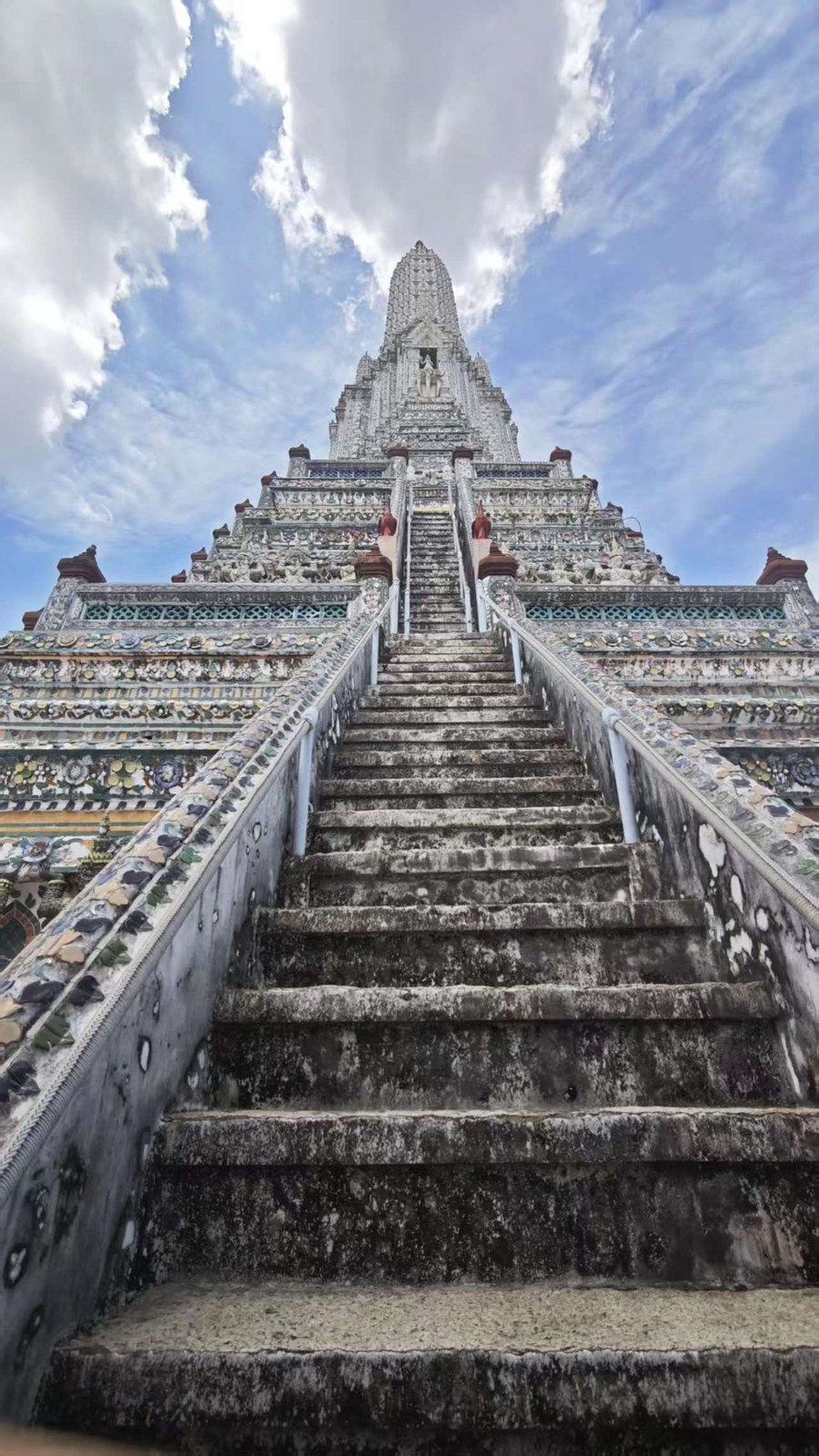 沿着石阶向上，天空和建筑挤在同一幅画面里。