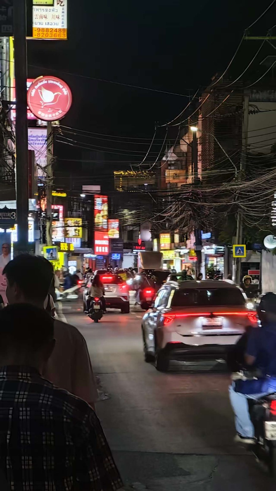 夜晚的街道，摩托车、汽车与电线共同构成城市的背景音。