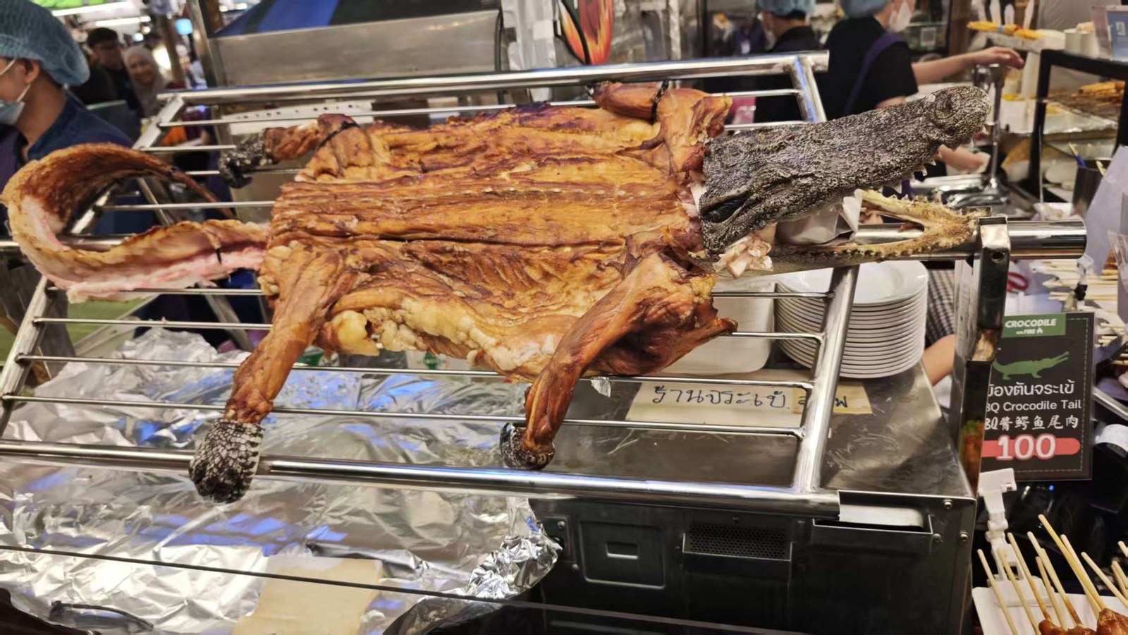 在商业综合体里见到的鳄鱼料理。