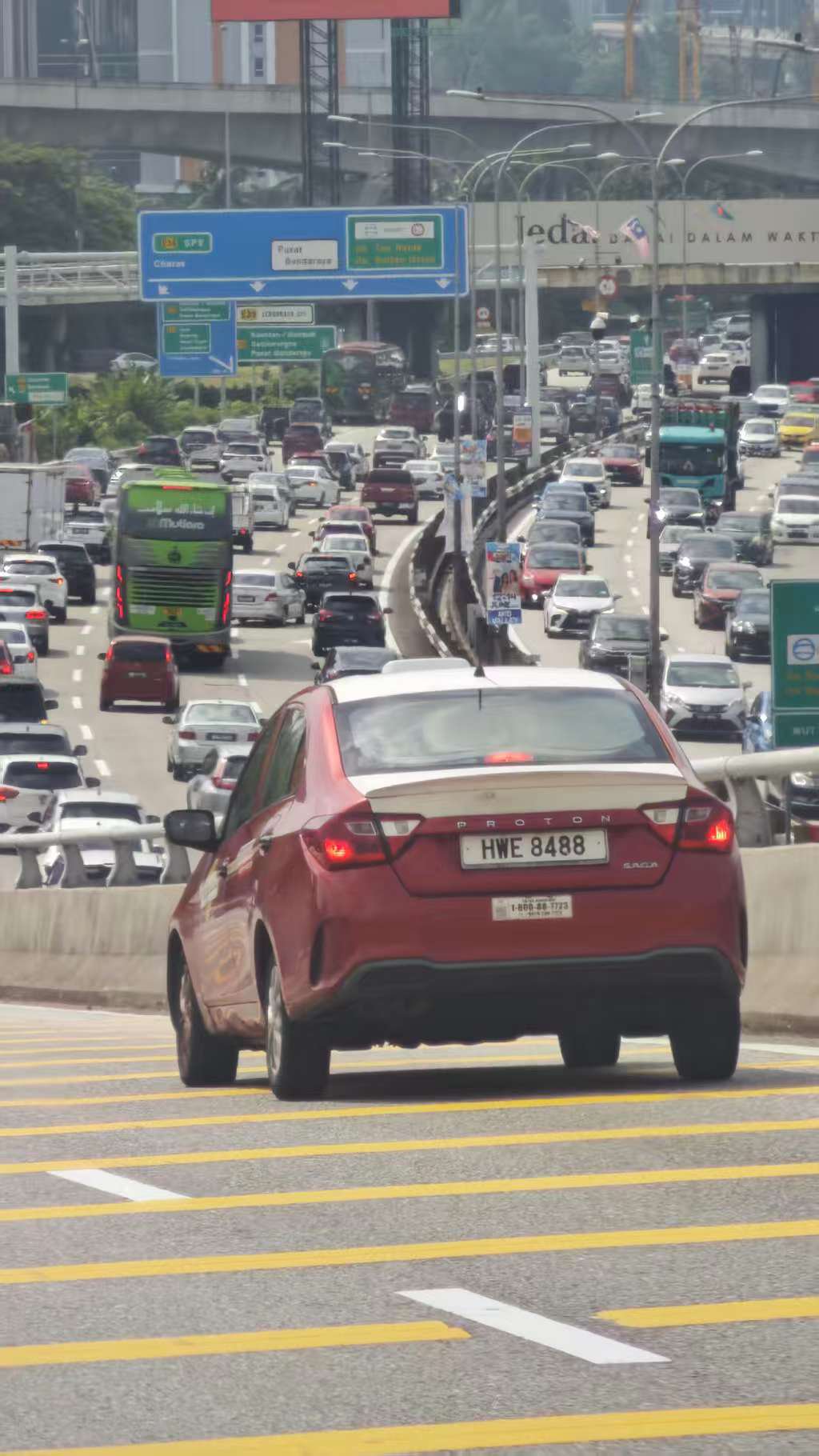 吉隆坡道路上密集的车流和高架路牌