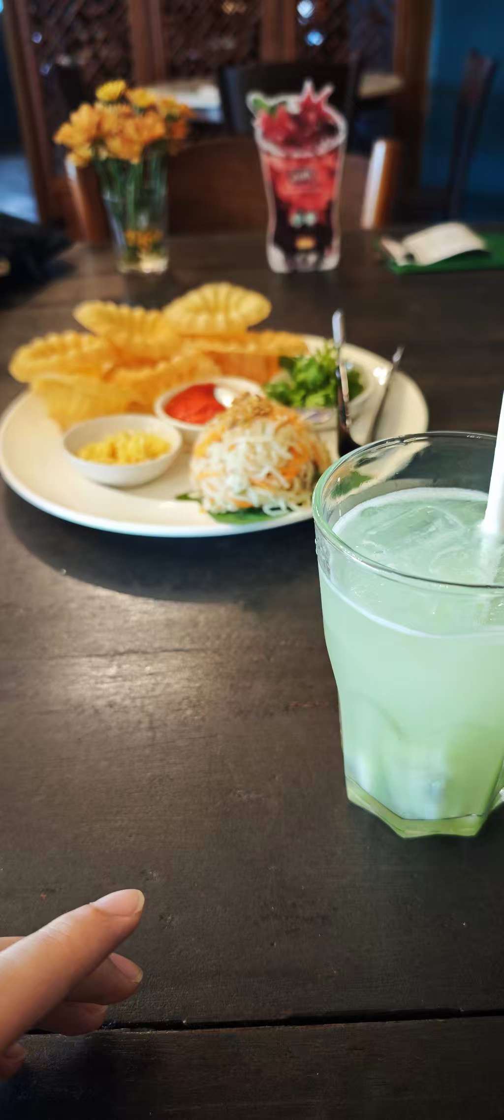 餐桌上的南洋菜和绿色饮料