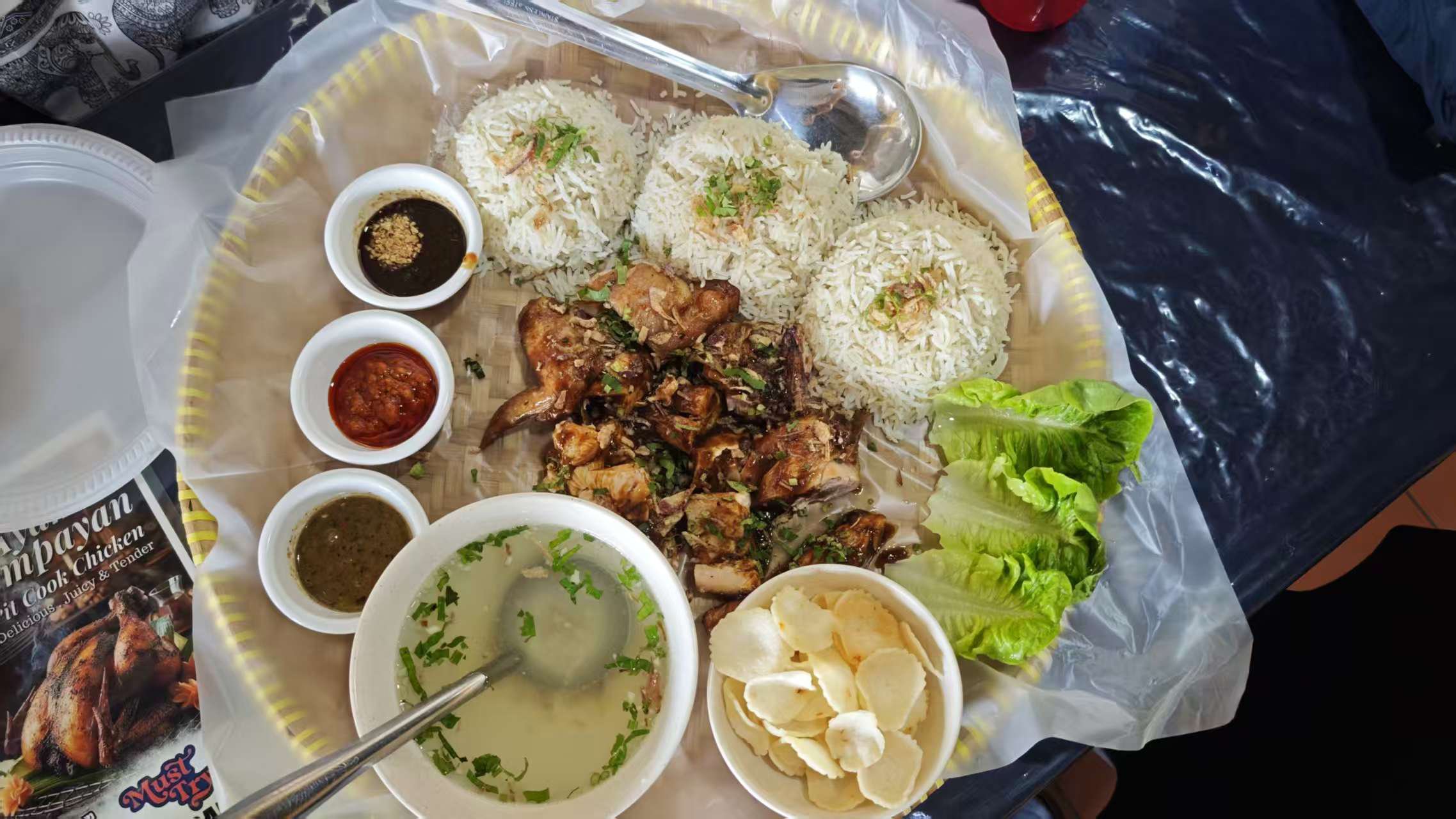 托盘里的马来风味烤鸡、米饭和汤